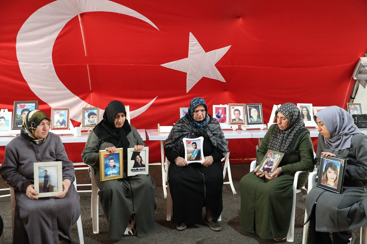 Dağa kaçırılan çocukları için eski HDP il binası önünde oturma eylemi yapan Diyarbakır anneleri...