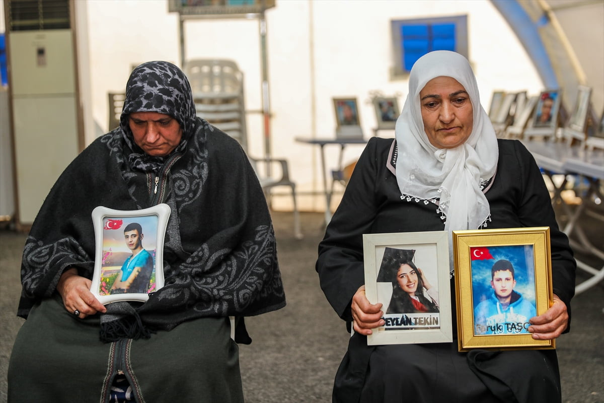 Dağa kaçırılan çocukları için eski HDP il binası önünde oturma eylemi yapan Diyarbakır anneleri...
