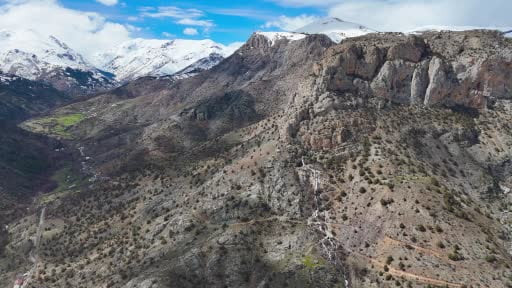 Dağın ortasından fışkırıyor...Aynı gün başlayıp aynı gün kesilen esrarengiz sular