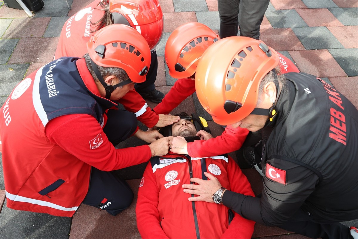 Daha önce Kahramanmaraş ve Hatay'da deprem bölgesinde görev yapan MEB Arama ve Kurtarma Birimi...