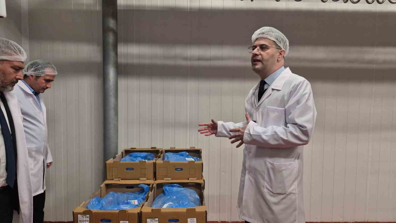 DAHA SONRA YEMEK ÜRETİM MERKEZİNİ BASIN MENSUPLARIYLA GEZEN REKTÖRÜ PROF. DR. ADIGÜZEL, MUTFAK...