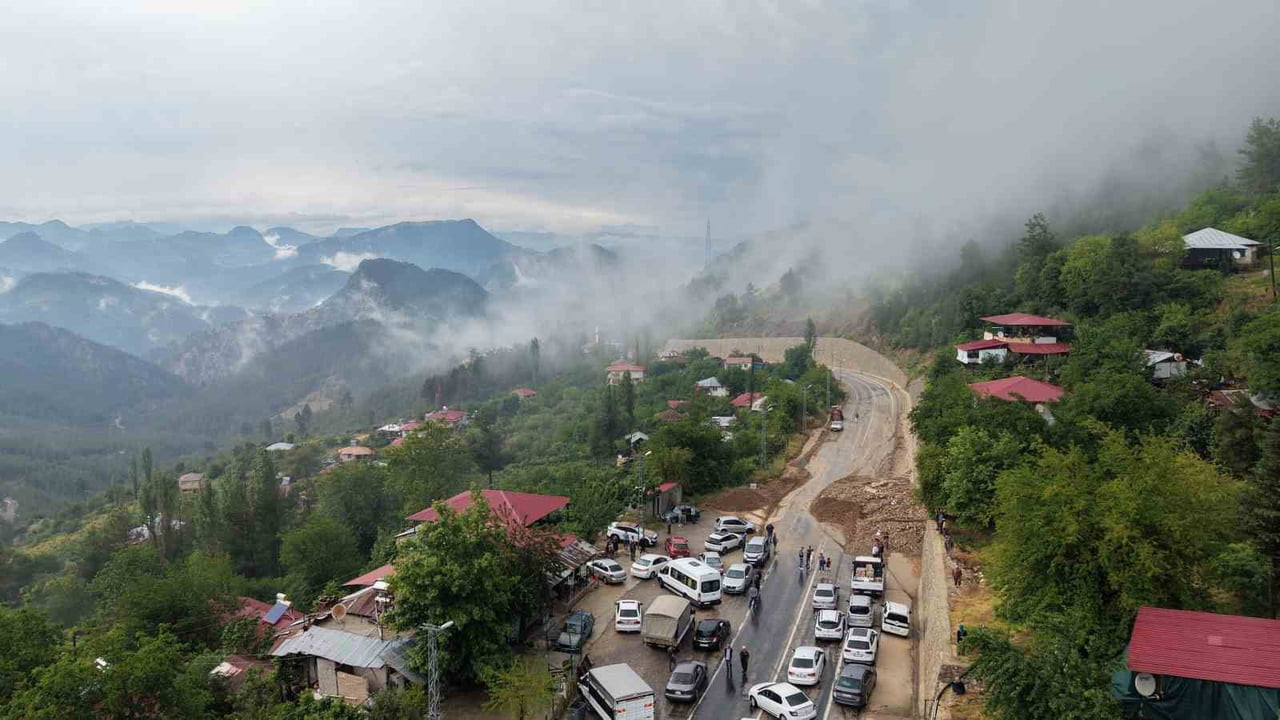 DANA'NIN FEKE VE KOZAN İLÇELERİNİ BİRBİRİNE BAĞLAYAN KARAYOLUNDA, METEOROLOJİ'NİN SARI KODLU...
