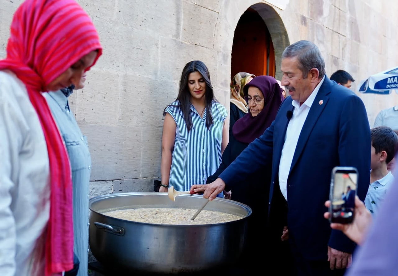 DARENDE'DE TARİHİ YUSUF PAŞA BEDESTENİ'NDE AŞURE BEREKETİ