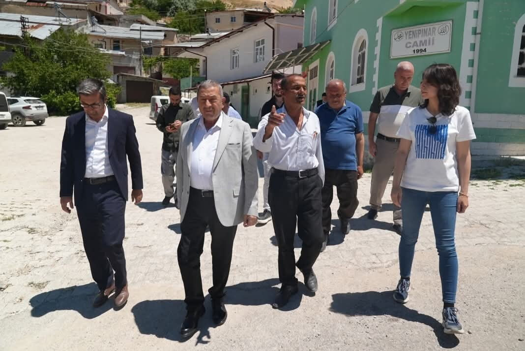 DARENDE'DE YENİPINAR MAHALLESİ'NE MENFEZ, MAHALLE KONAĞI VE YOL YATIRIMI