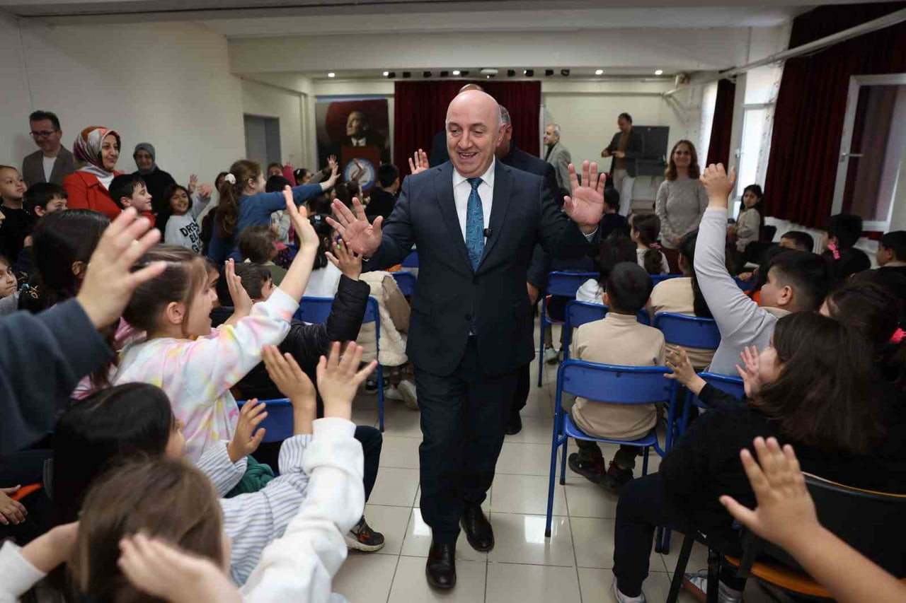 DARICA BELEDİYE BAŞKANI MUZAFFER BIYIK, "HAYAT BİLGİSİ" DERSİNE KONUK OLDUĞU İLKOKUL ÖĞRENCİLERİNE...