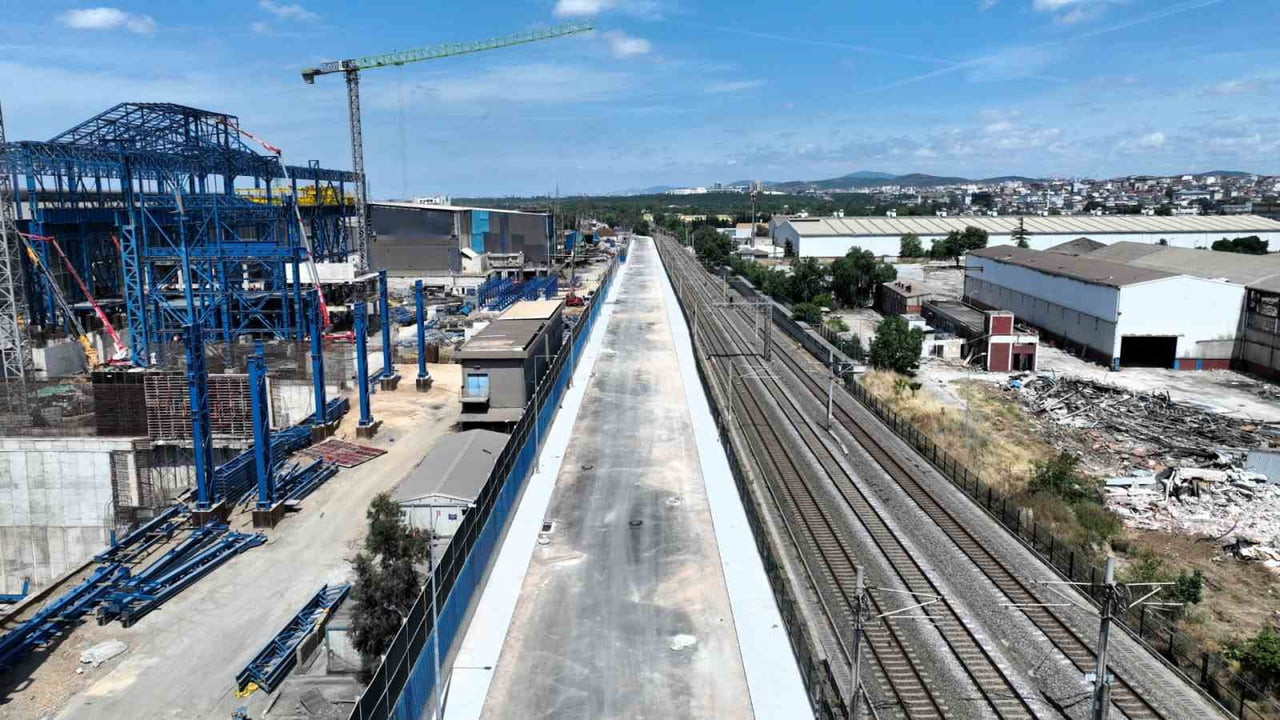 DARICA EMEK MAHALLESİ’NDE KROMAN ÇELİK İLE MARMARAY TREN HATTI ARASINDA YER ALAN DUTLUK SOKAK’TA...