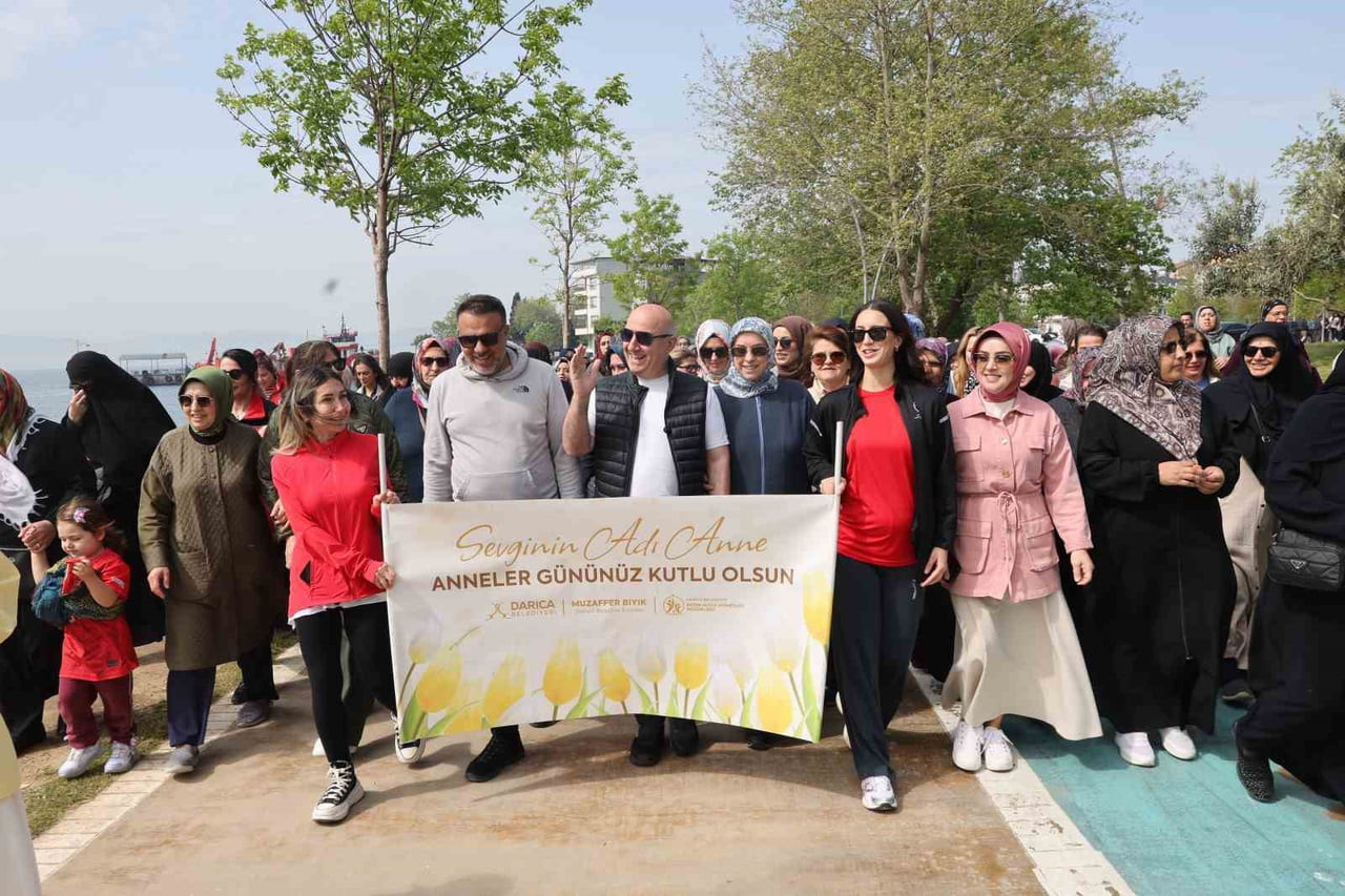 DARICA'DA ANNELER GÜNÜ DOLAYISIYLA DÜZENLENEN YÜRÜYÜŞ PROGRAMI RENKLİ GÖRÜNTÜLERE SAHNE...