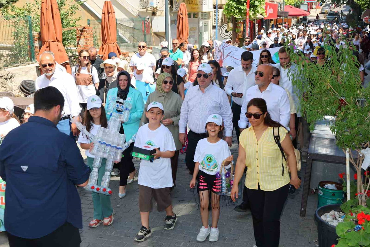 DARICA'DA ÇEVRE BİLİNCİNİ ARTIRMAK AMACIYLA DÜZENLENEN FESTİVALDE, ÖĞRENCİLERİN ATIK...