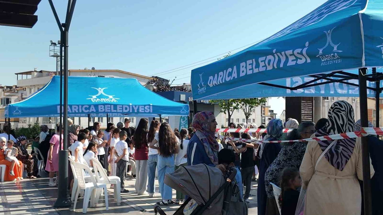 DARICA'DA DÜZENLENEN SOSYAL ETKİNLİKLER KAPSAMINDA MAHALLEYE GETİRİLEN ETKİNLİK OTOBÜSÜYLE...