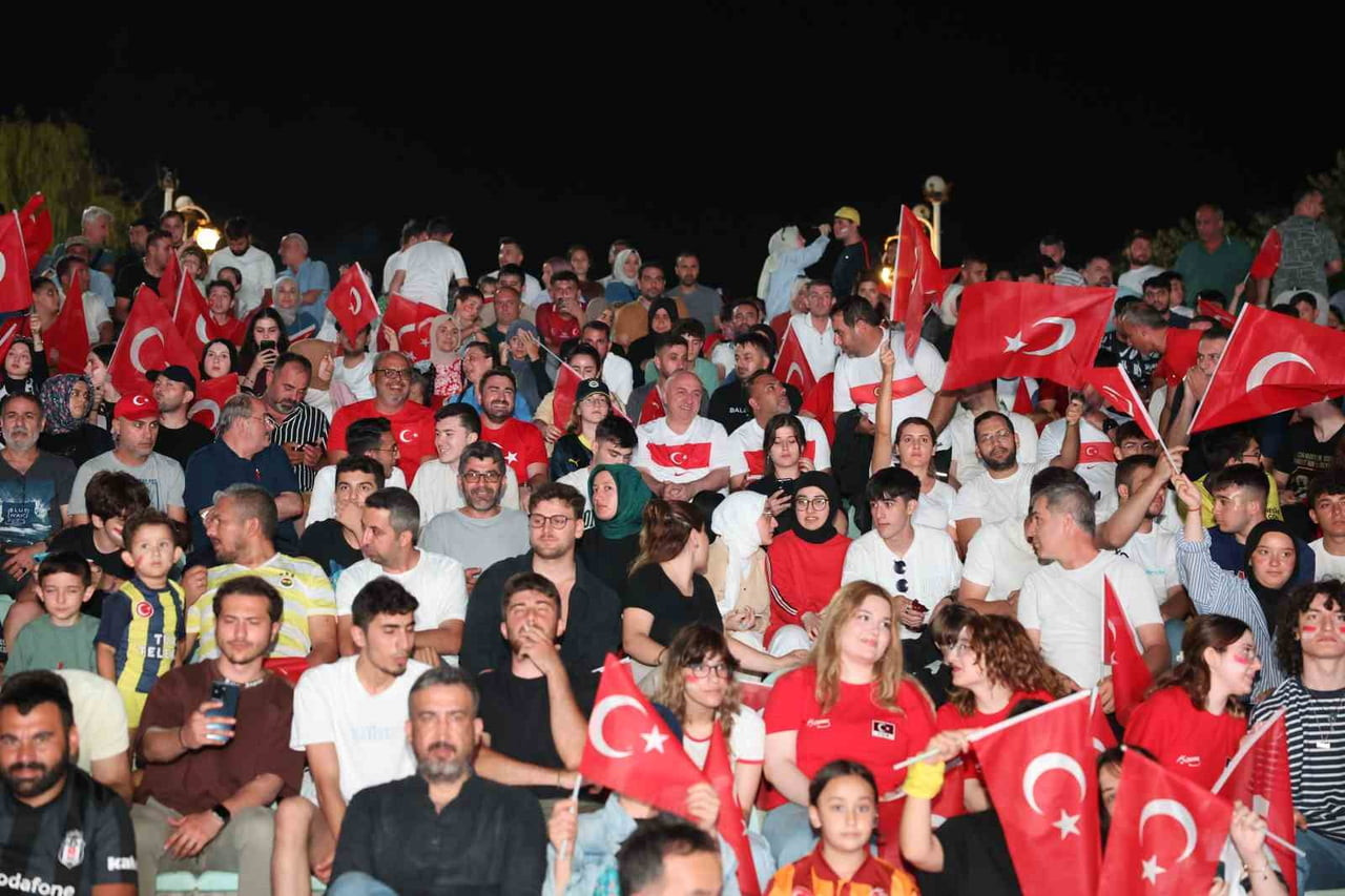 DARICA’DA, A MİLLİ FUTBOL TAKIMI’NIN 24 YIL ARADAN SONRA ÇIKTIĞI DÜNYA KUPASI YOLCULUĞUNDAKİ...