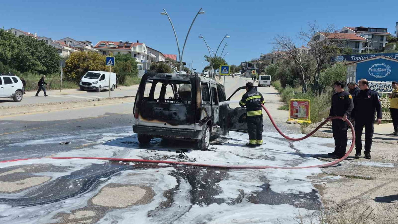 DATÇA’DA TİCARİ ARAÇ KÜLE DÖNDÜ