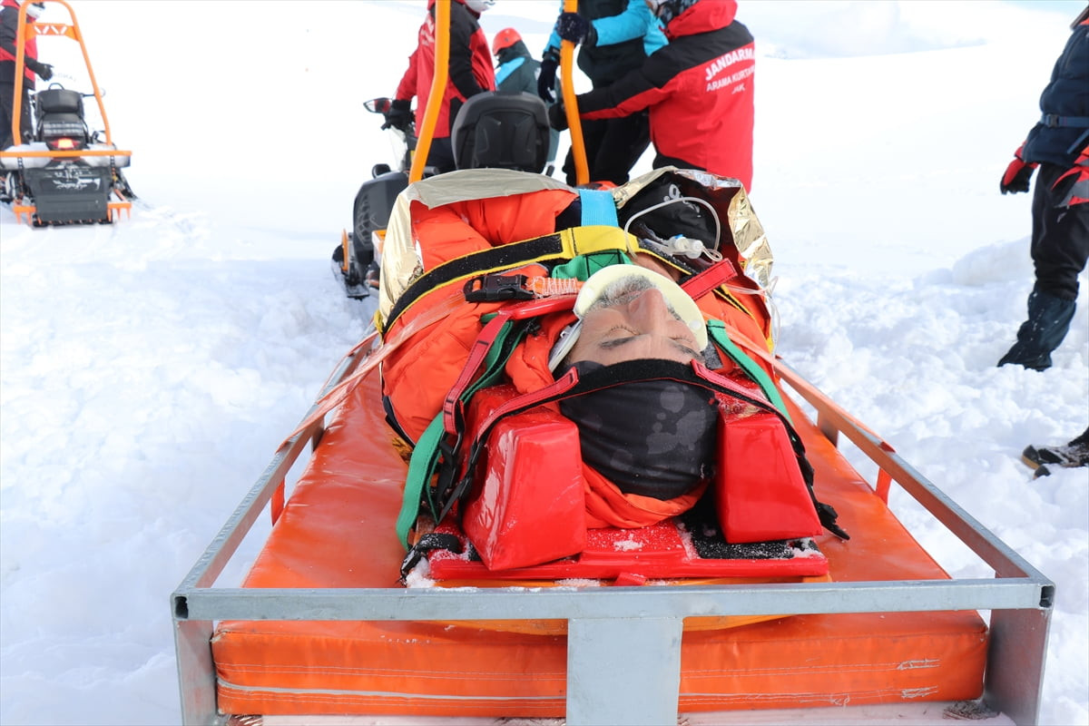 Davraz Kayak Merkezi'nde çığda arama kurtarma kapasitesinin artırılması amacıyla eğitim ve...