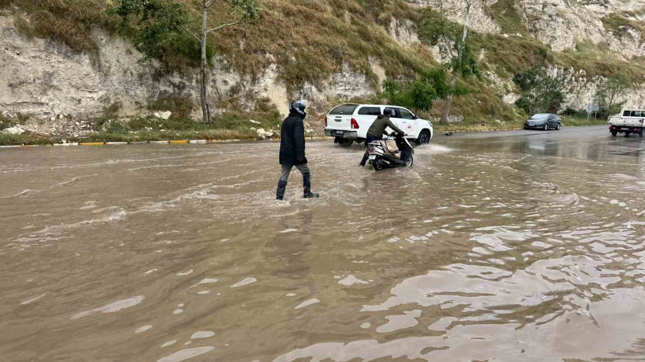 DEBİSİ YÜKSELEN FIRAT NEHRİ'NDE BARAJ KAPAKLARININ AÇILMASIYLA YOLLAR VE PARKLARI SU BASTI...