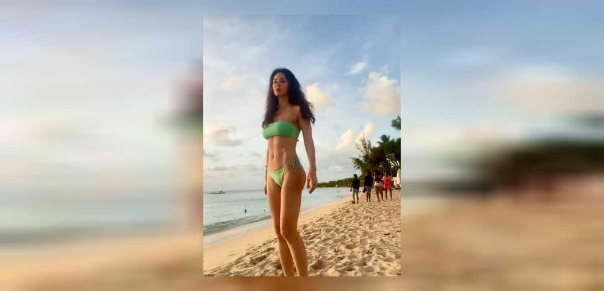 Defne Samyeli bikini pozları