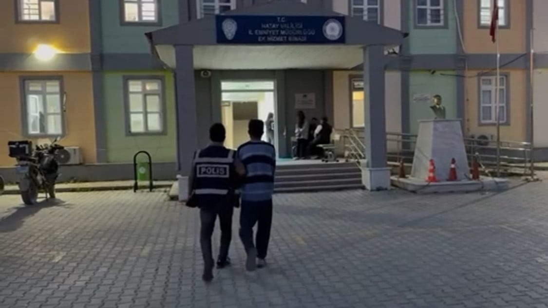 DEFNE’DE POLİS EKİPLERİNCE YAKALANAN VE YARALAMA SUÇUNDAN ARANAN HÜKÜMLÜ TUTUKLANDI.