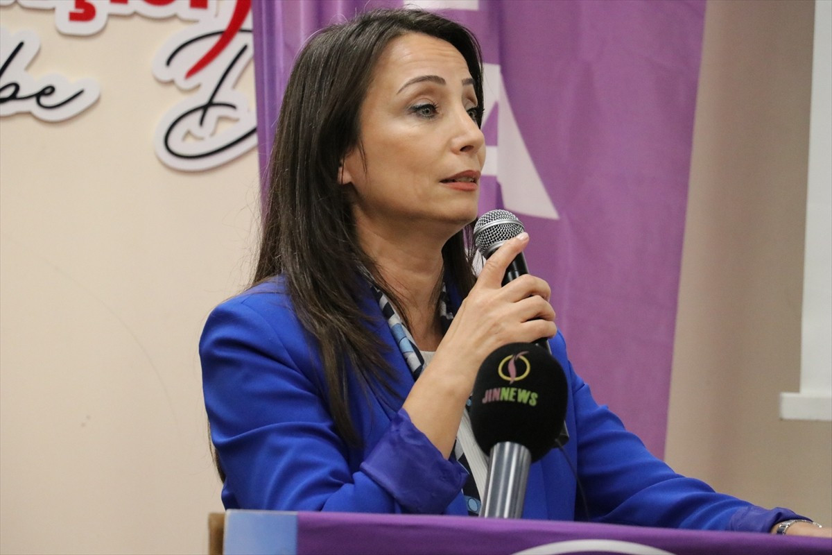 DEM Parti Eş Genel Başkanı Tülay Hatimoğulları, İzmit Belediyesi Dernekler Yerleşkesi'nde...