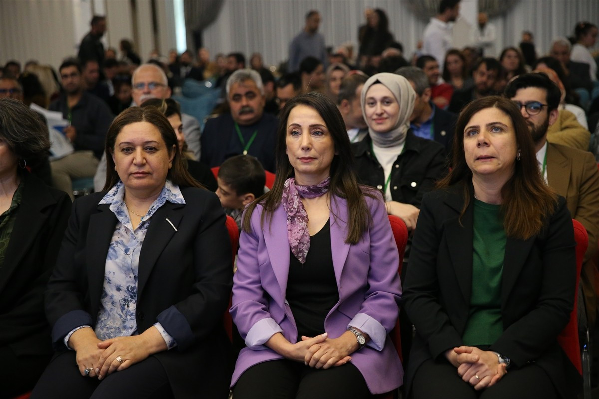 DEM Parti Eş Genel Başkanı Tülay Hatimoğulları (ortada), Diyarbakır Büyükşehir Belediyesi Engelli...