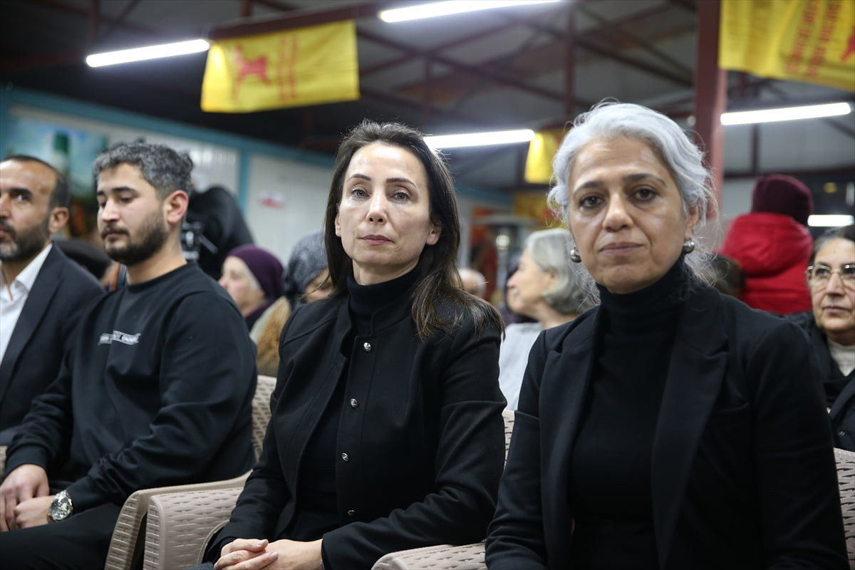 DEM Parti Eş Genel Başkanı Tülay Hatimoğulları, (sağ 2) Adıyaman'da 6 Şubat 2023 depremlerinde...