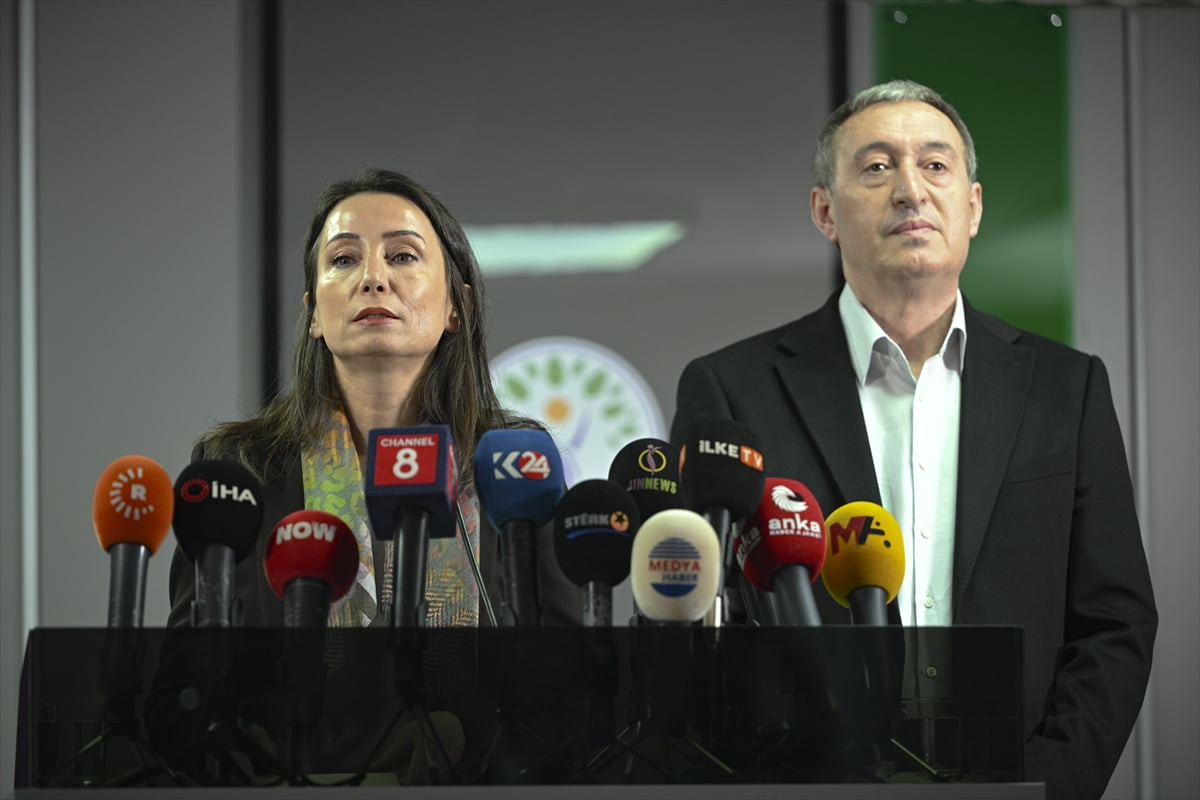 DEM Parti Eş Genel Başkanı Tülay Hatimoğulları (solda) ve DEM Parti Eş Genel Başkanı Tuncer...