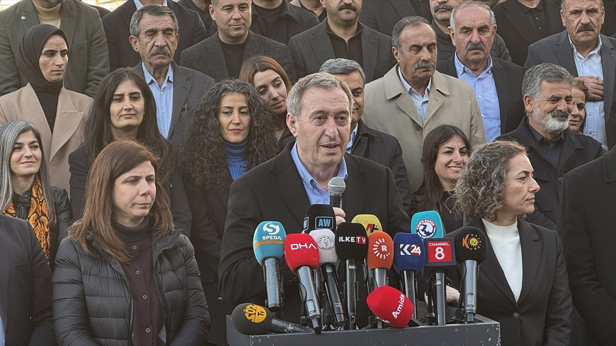 DEM Parti Eş Genel Başkanı Tuncer Bakırhan, Diyarbakır Büyükşehir Belediyesi önünde gazetecilere...