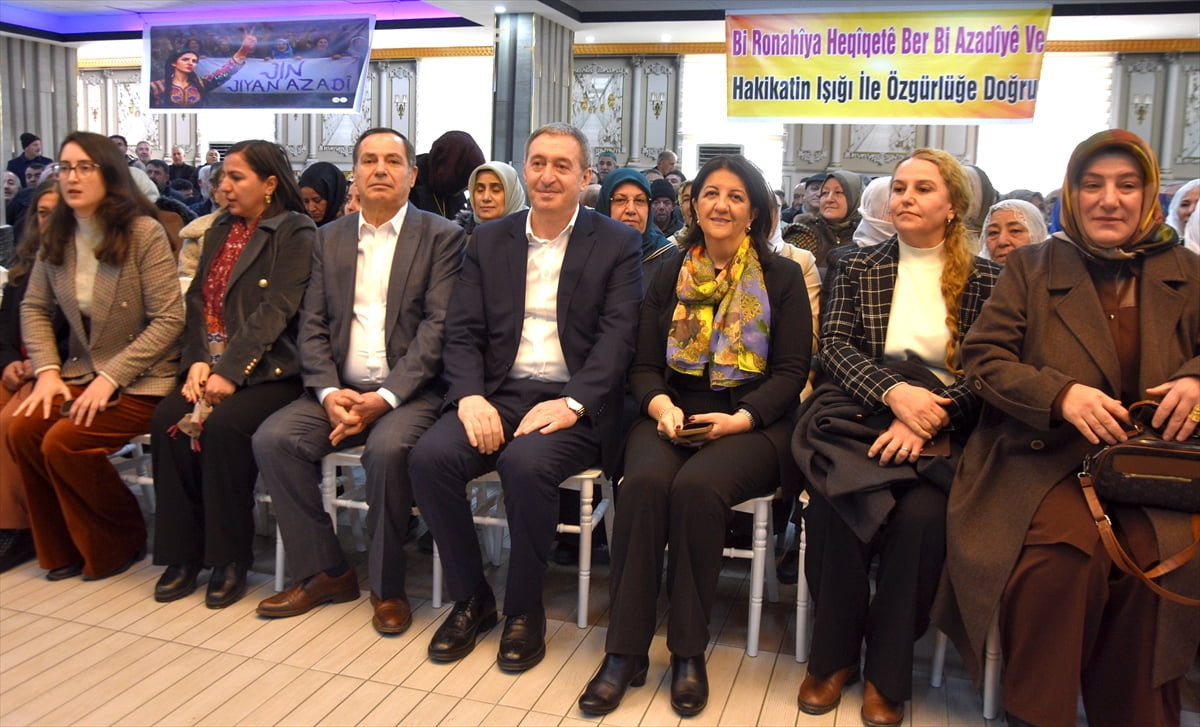 DEM Parti Eş Genel Başkanı Tuncer Bakırhan (sağ 4), Bitlis'te halk buluşmasına katıldı.