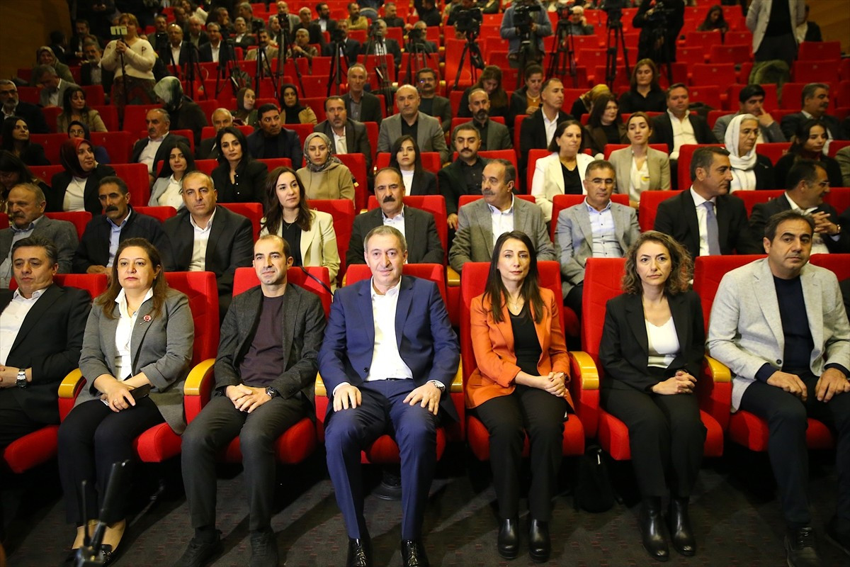DEM Parti eş genel başkanları Tuncer Bakırhan (ortada) ve Tülay Hatimoğulları (sağ 3), Diyarbakır...