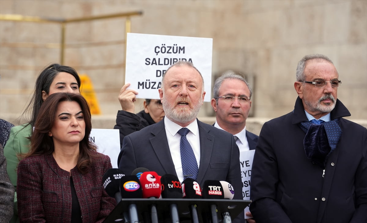 DEM Parti Grup Başkanvekilleri Sezai Temelli ve Gülüstan Kılıç Koçyiğit, bazı DEM Parti'li...