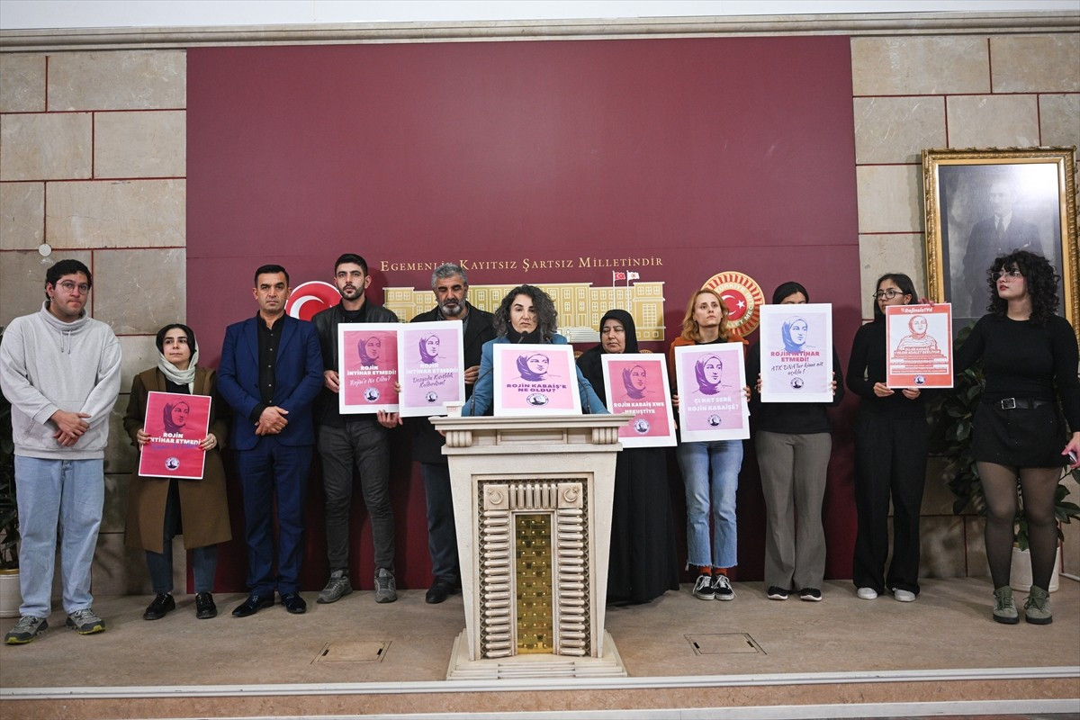 DEM Parti Milletvekilleri Perihan Koca Doğan ve Çiçek Otlu, Van'da geçen yıl 27 Eylül'de kaybolan...