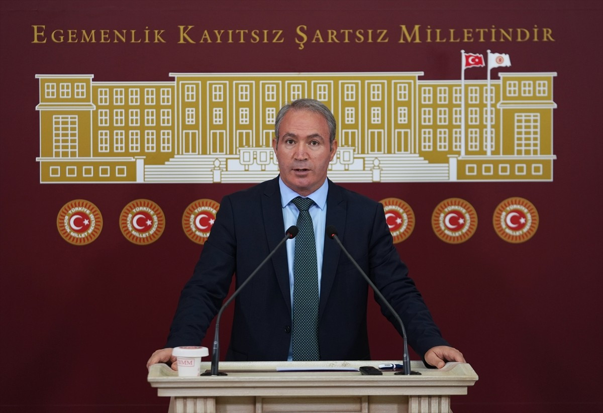 DEM Parti Şırnak Milletvekili Mehmet Zeki İrmez, TBMM’de basın toplantısı düzenlendi.