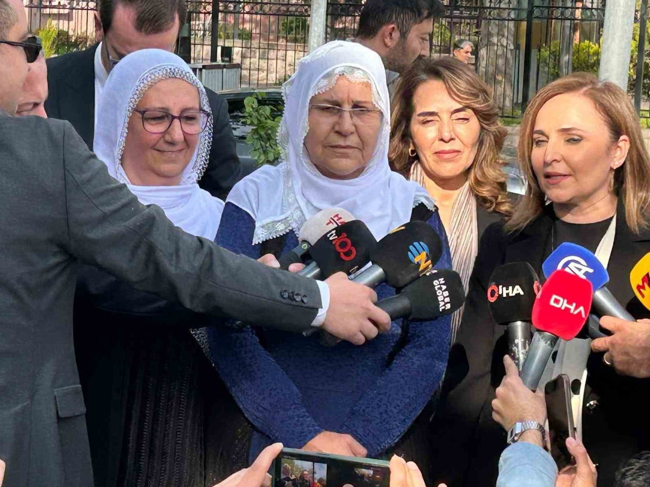 DEM PARTİ SÖZCÜSÜ AYŞEGÜL DOĞAN(SAĞDAKİ) VE BERABERİNDEKİ ‘BARIŞ ANNELERİ'