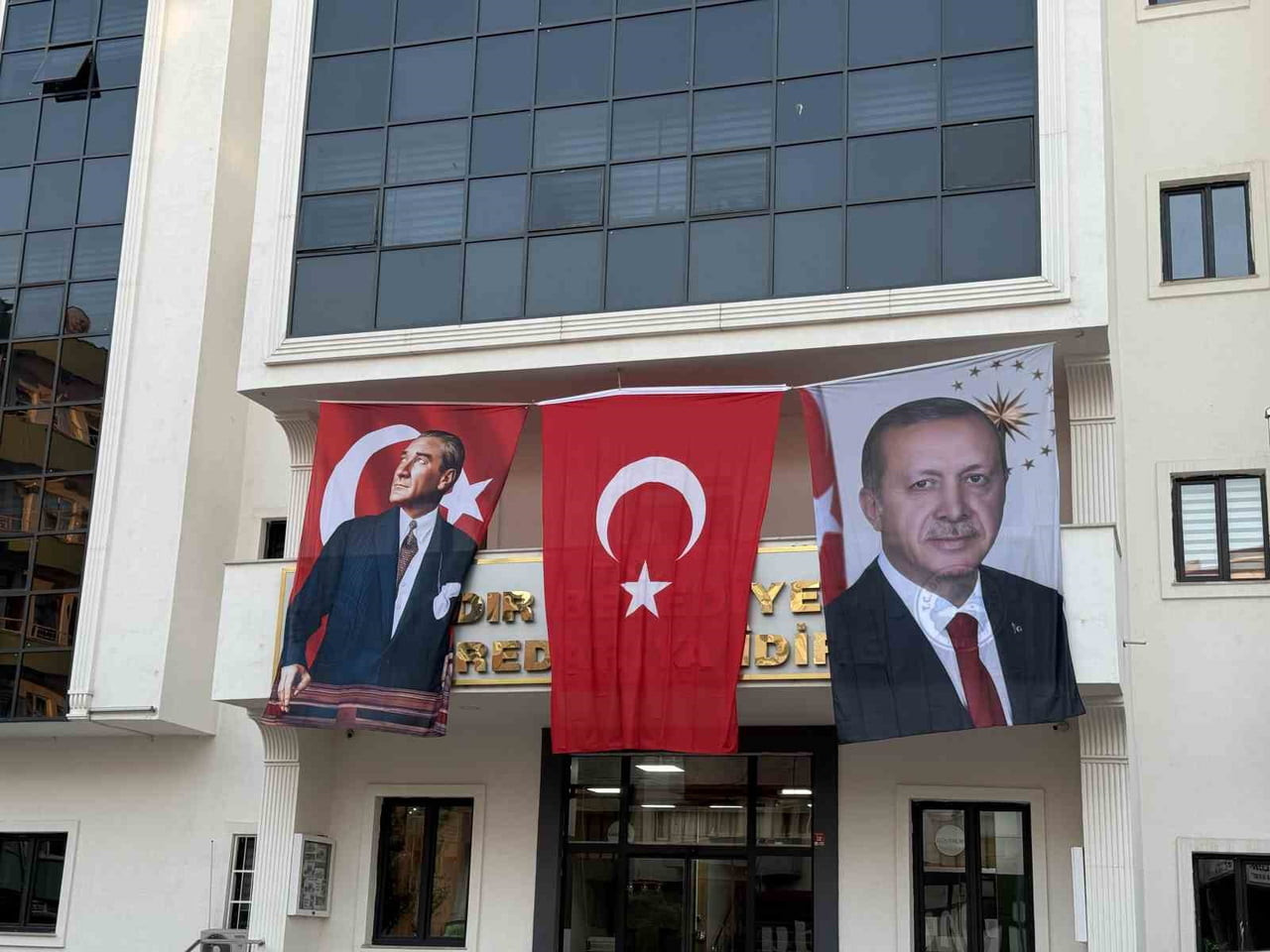 DEM PARTİLİ IĞDIR BELEDİYESİ BİNASINA CUMHURBAŞKANI ERDOĞAN'IN POSTERİ ASILDI