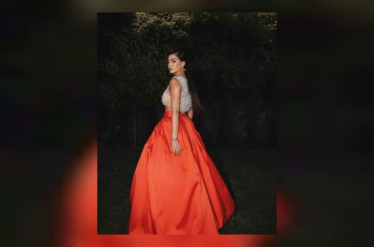 demet özdemir bacak yırtmaçlı poz