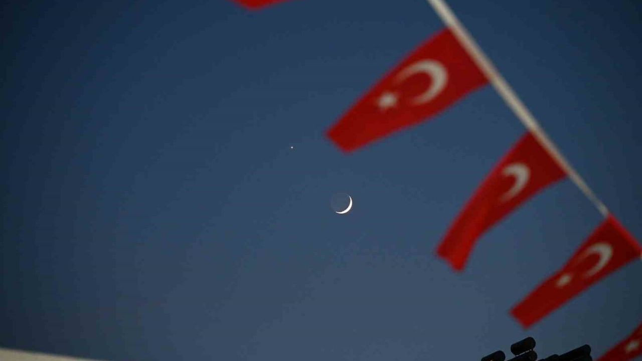 Demirci semalarında hilal ve yıldızın eşsiz buluşması