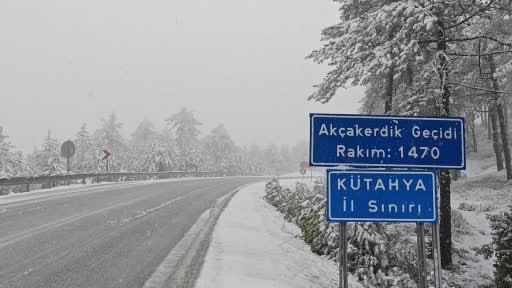 Demirci’nin yüksek kesimlerinde kar yağışı