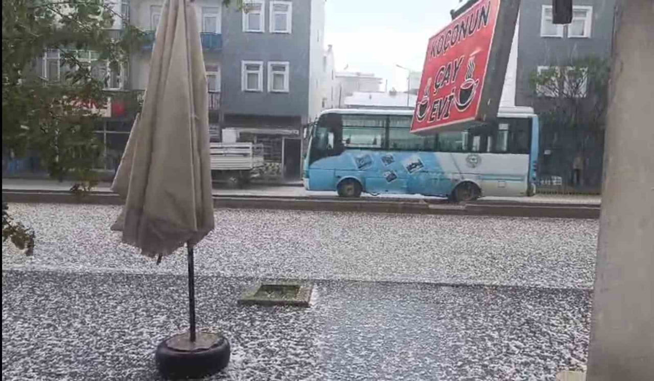 DEMİRÖZÜ'NDE DOLU YAĞIŞI ETKİLİ OLDU