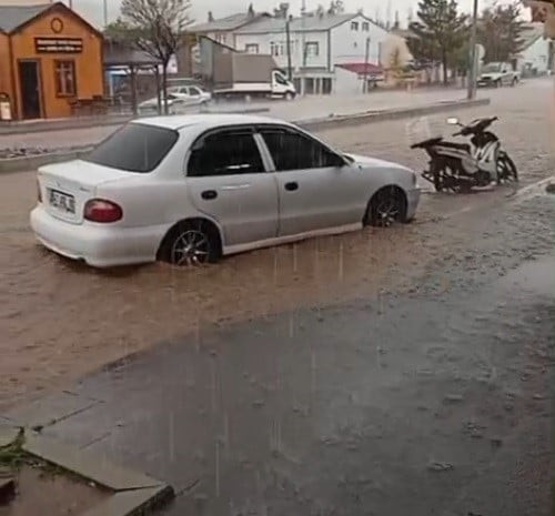 DEMİRÖZÜ’NDE SAĞANAK YAĞIŞ HAYATI OLUMSUZ ETKİLEDİ