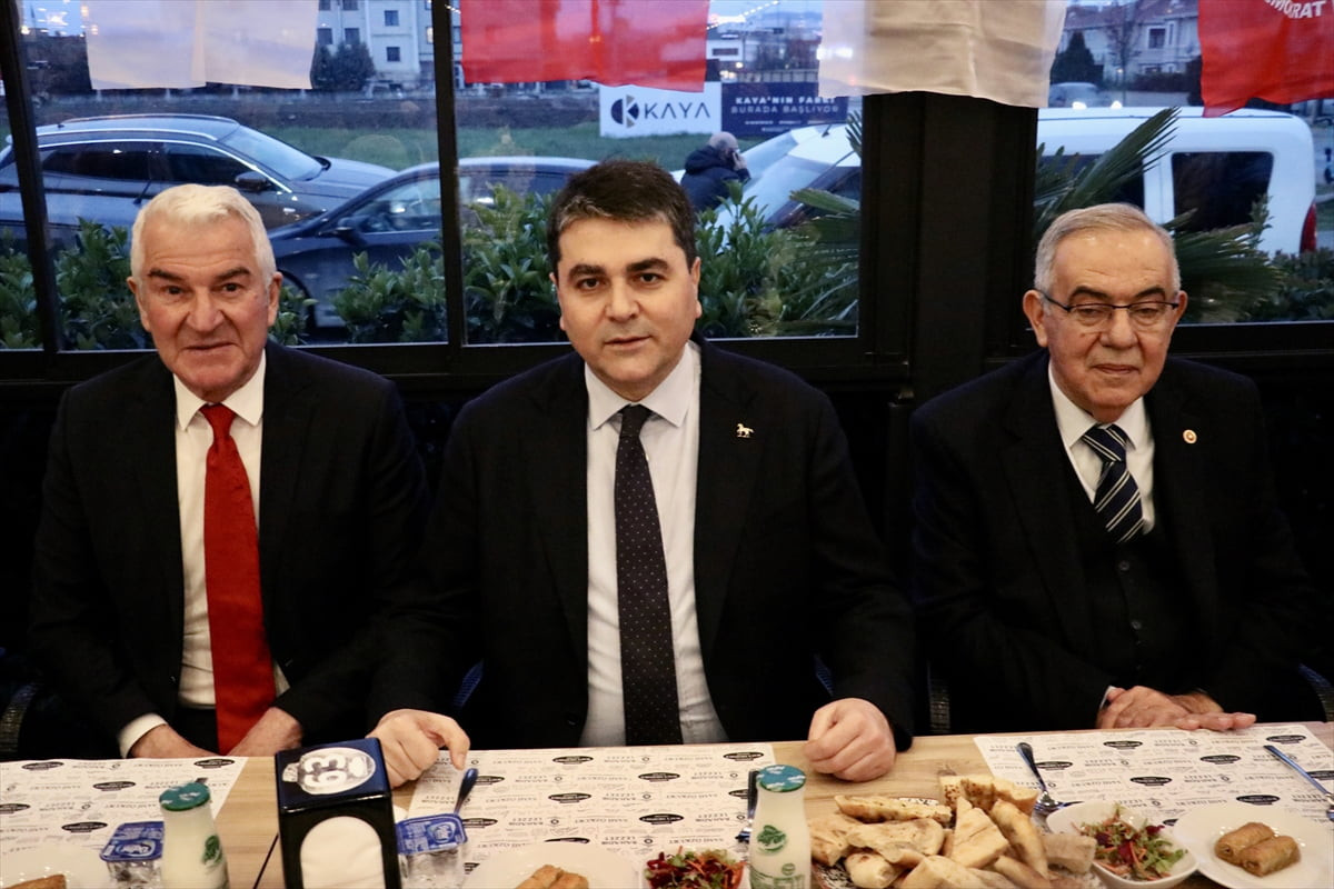Demokrat Parti (DP) Genel Başkanı Gültekin Uysal (ortada), Sakarya'da partisinin il başkanlığınca...