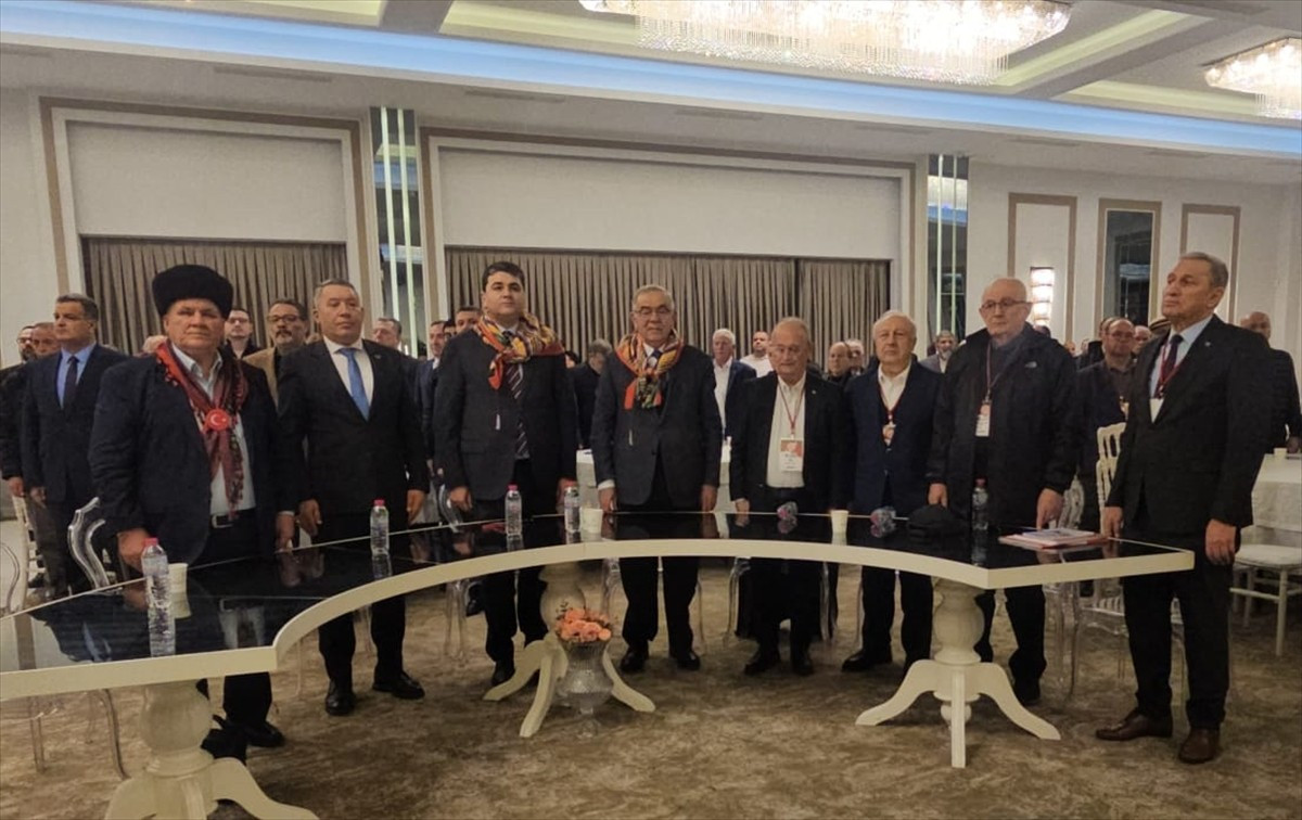 Demokrat Parti (DP) Genel Başkanı Gültekin Uysal (sol 3), Afyonkarahisar'da partisinin il...