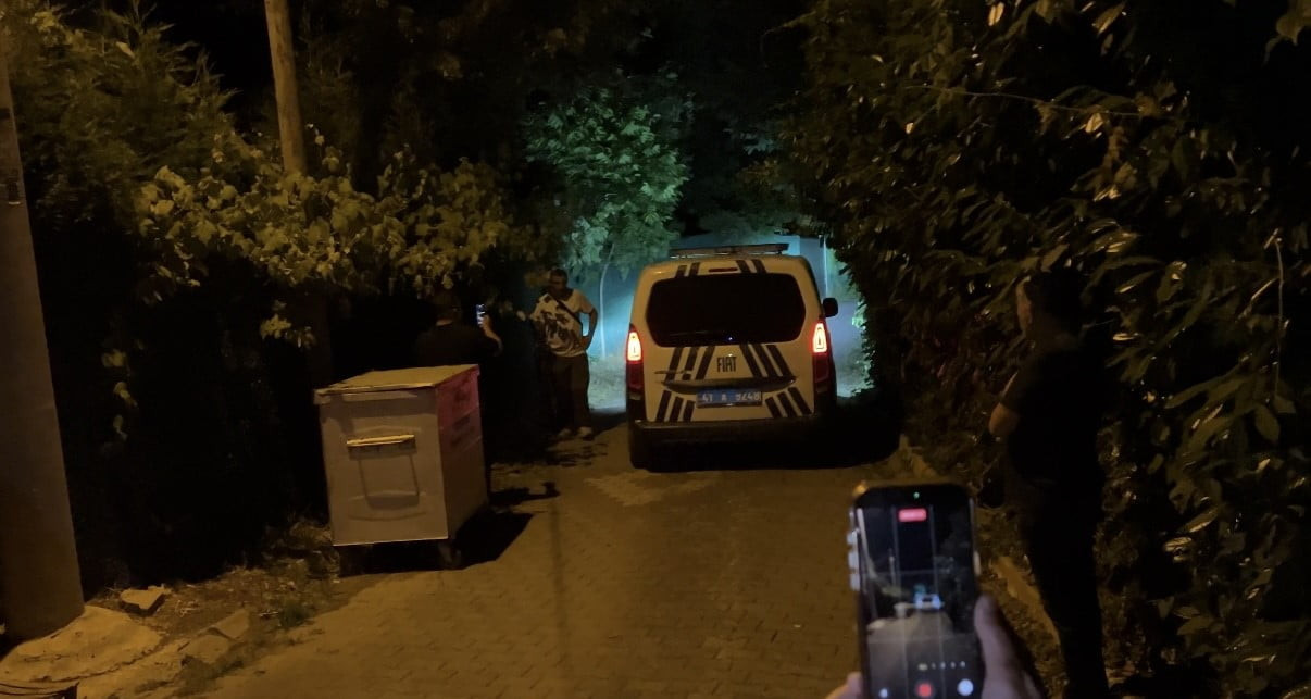 DENİZ AKKAYA, POLİS NEZARETİNDE EVDEN ÇIKARTILARAK EKİP OTOSUYLA KARAKOLA GÖTÜRÜLDÜ.