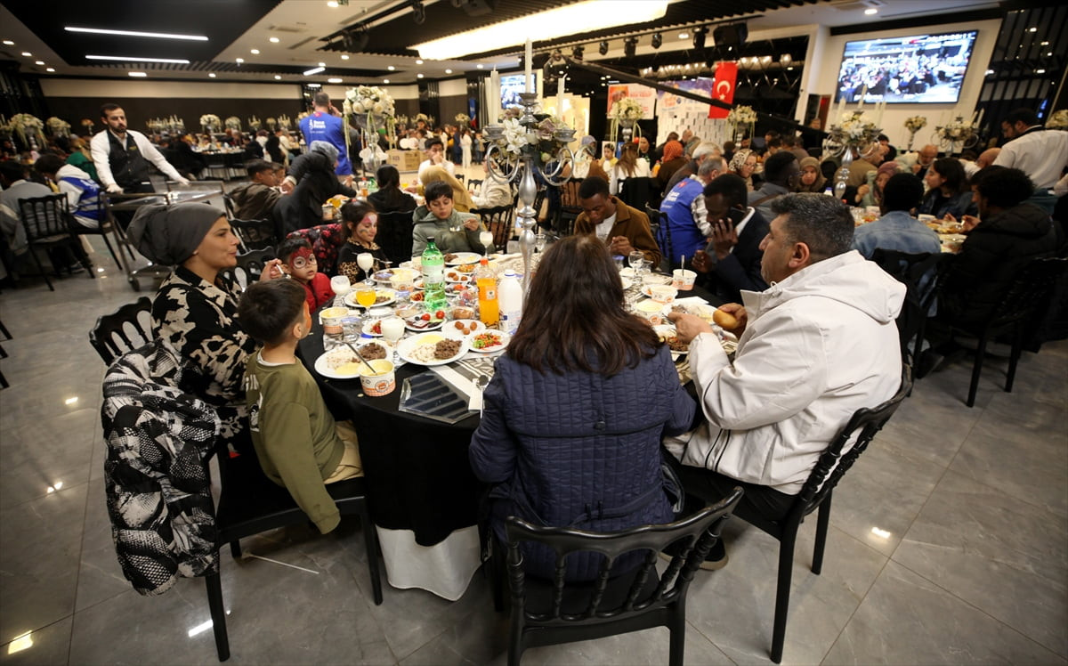 Deniz Feneri Derneği Akdeniz Temsilciliği tarafından Dünya Yetimler Günü kapsamında Antalya'da...