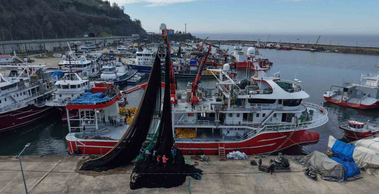 DENİZLERDE 15 NİSAN’DA BAŞLAYACAK AV YASAĞINA KISA BİR SÜRE KALA TRABZON'DA BALIKÇILARIN BÜYÜK...