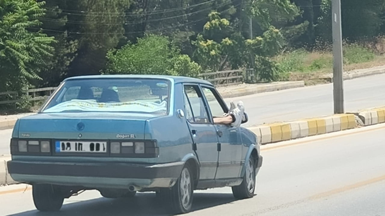 DENİZLİ ANKARA BULVARI’NDA BİR TOFAŞ MARKA OTOMOBİLDE YOLCUNUN AYAKLARINI CAMDAN ÇIKARMASI...