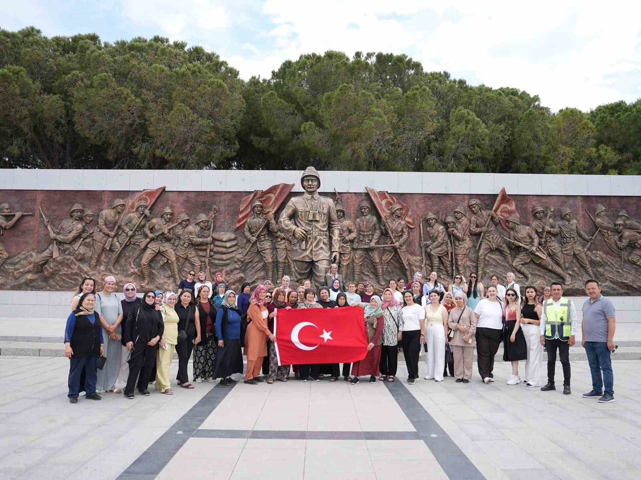 DENİZLİ BÜYÜKŞEHİR BELEDİYESİ, KIRSAL MAHALLELERDE YAŞAYAN VE DAHA ÖNCE ÇANAKKALE’Yİ GÖRME İMKANI...