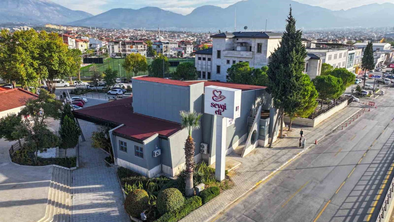 DENİZLİ BÜYÜKŞEHİR BELEDİYESİ SEVGİ ELİ, HAYIRSEVERLER İLE İHTİYAÇ SAHİPLERİ ARASINDA KURDUĞU...