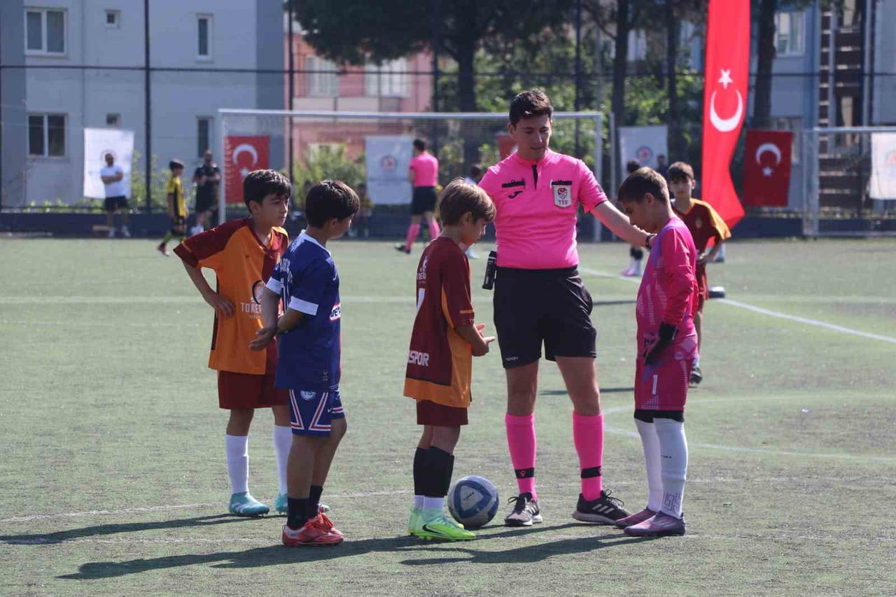DENİZLİ BÜYÜKŞEHİR BELEDİYESİ TARAFINDAN DÜZENLENEN VE GELECEĞİN FUTBOLCULARINI AYNI SAHADA...