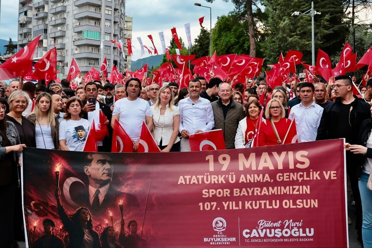 DENİZLİ BÜYÜKŞEHİR BELEDİYESİ'NİN DÜZENLEDİĞİ 19 MAYIS KUTLAMALARINDA BİNLERCE VATANDAŞ FENER...
