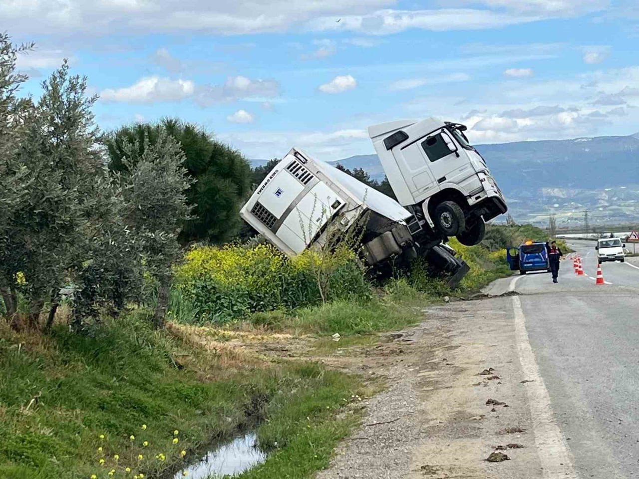 DENİZLİ-MANİSA KARAYOLU TOSUNLAR MAHALLESİ MEVKİİNDE KONTROLDEN ÇIKAN TIR BAĞA GİREREK ŞAHA...