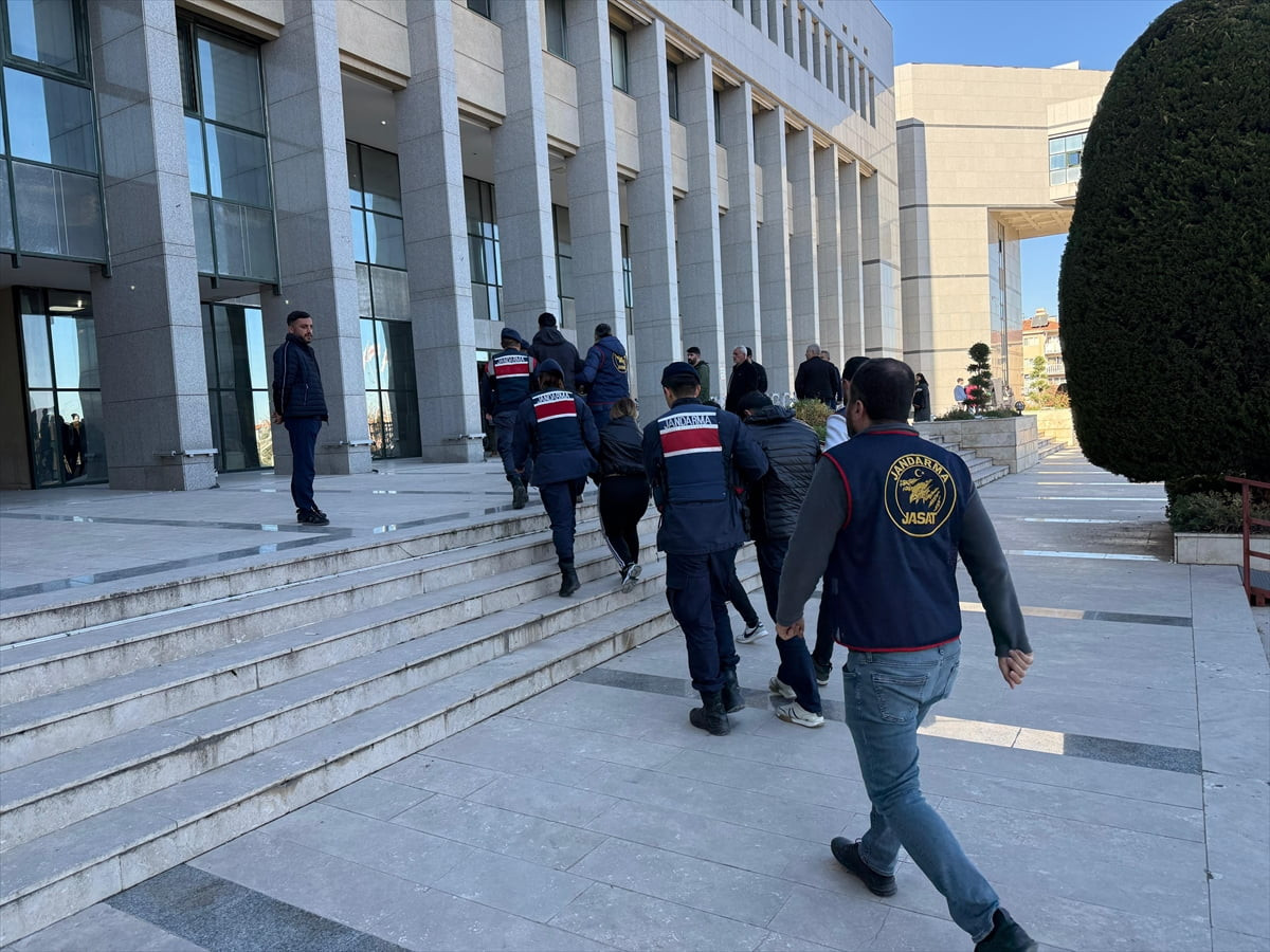 Denizli merkezli 7 ilde suç örgütüne yönelik düzenlenen operasyonda gözaltına alınan 19 şüpheliden...