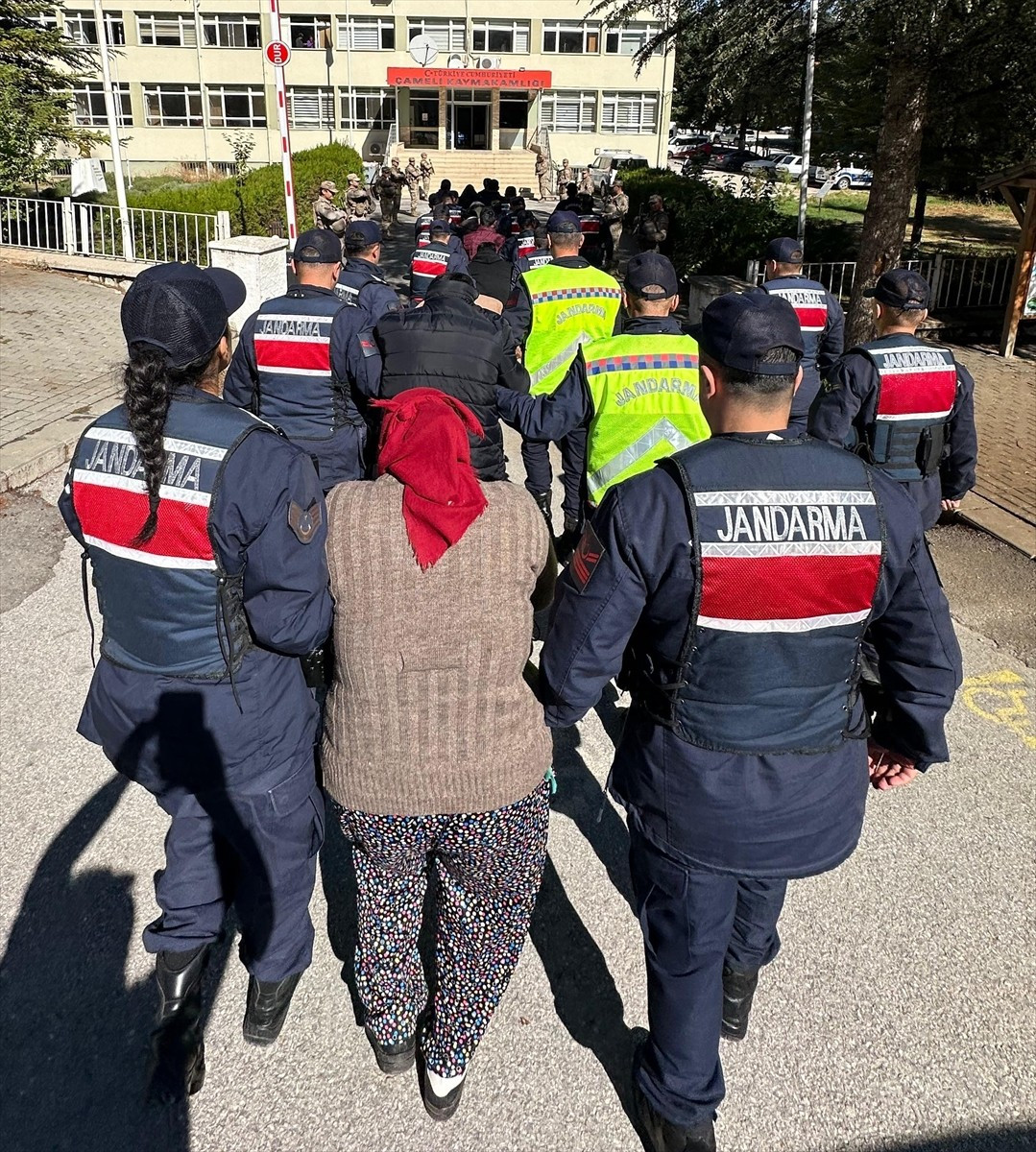 Denizli merkezli üç ilde haberleşme ve enerji kablosu hırsızlığı yaptıkları gerekçesiyle gözaltına...