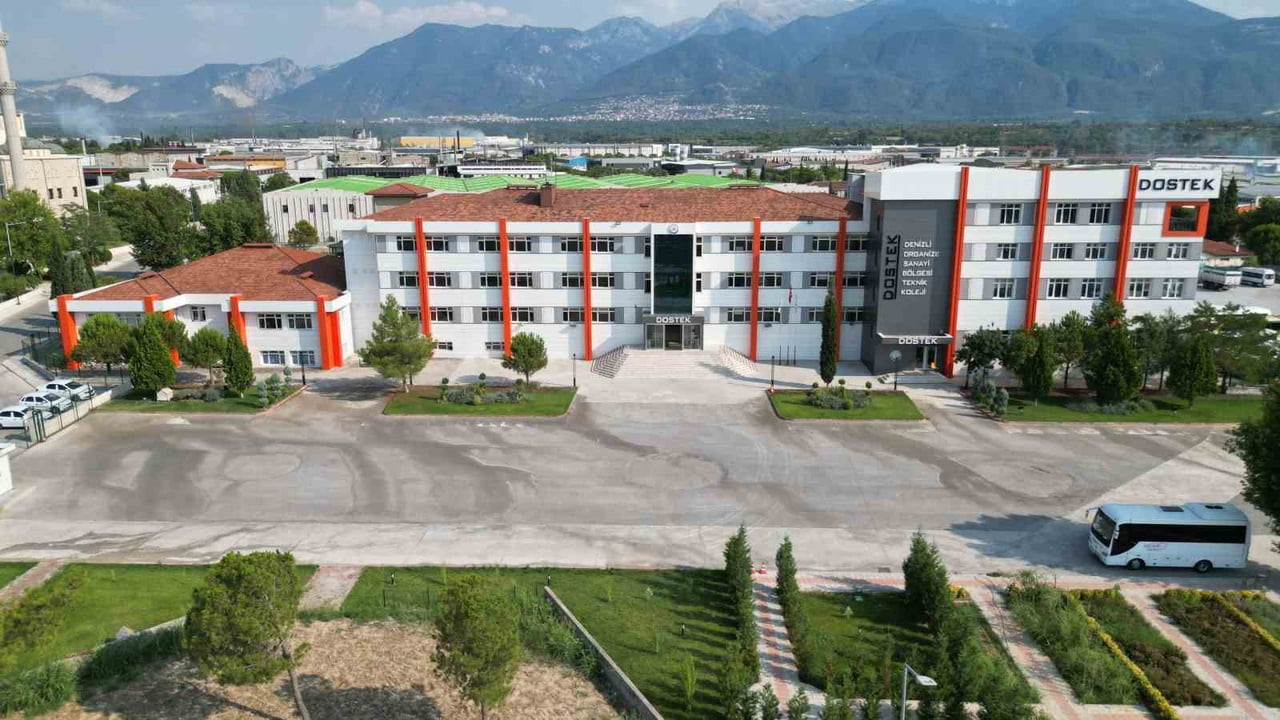 DENİZLİ ORGANİZE SANAYİ BÖLGESİ’NDE FAALİYET GÖSTEREN DOSTEK KOLEJİ, GÜÇLÜ EĞİTİM MODELİ, ÜRETİM...